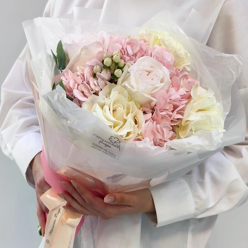 Рассветный ангел букет из розовой гортензии и пионовидных роз, стандартный