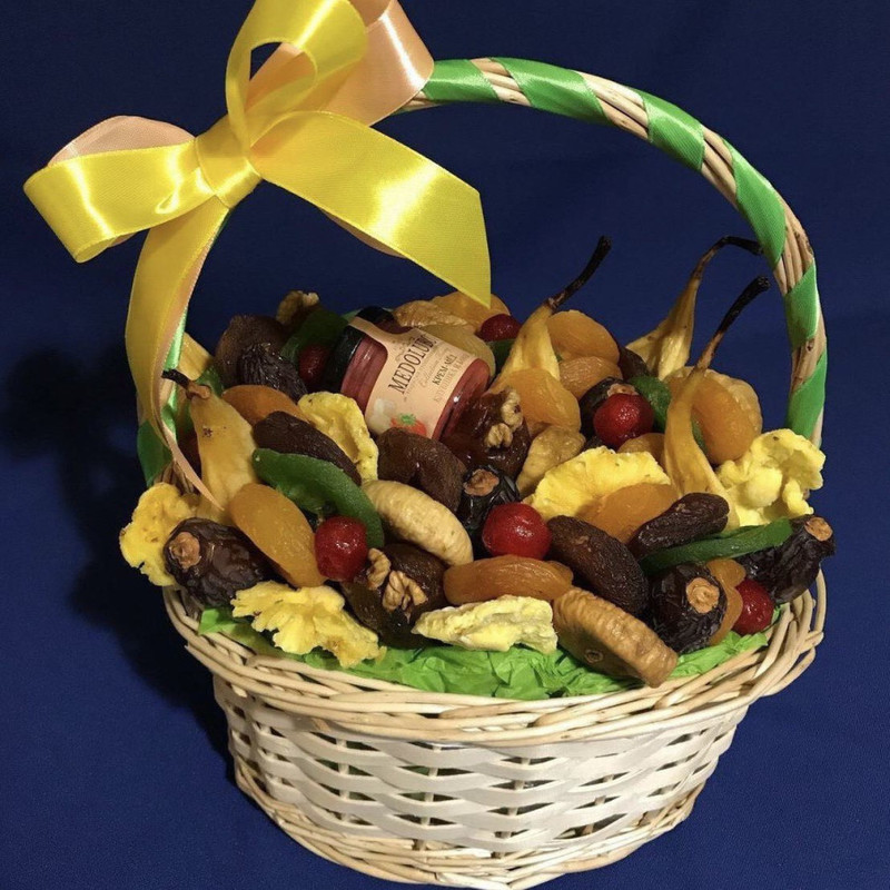 Dried fruits in a gift basket, standart