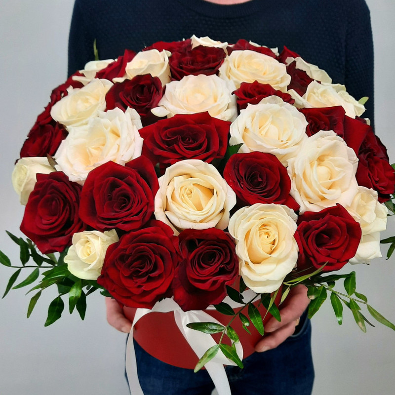 Composition in a hat box of 45 roses, standart