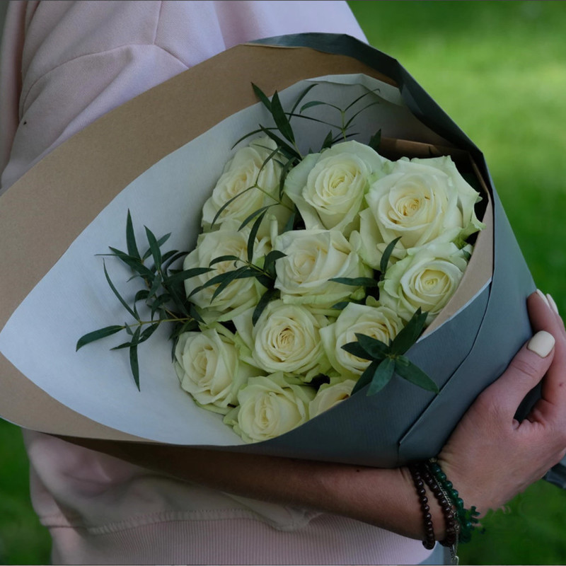 Bouquet "11 white roses with pistachios", standart