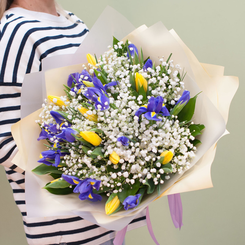 Bouquet of lisianthus and spray chrysanthemums, standart