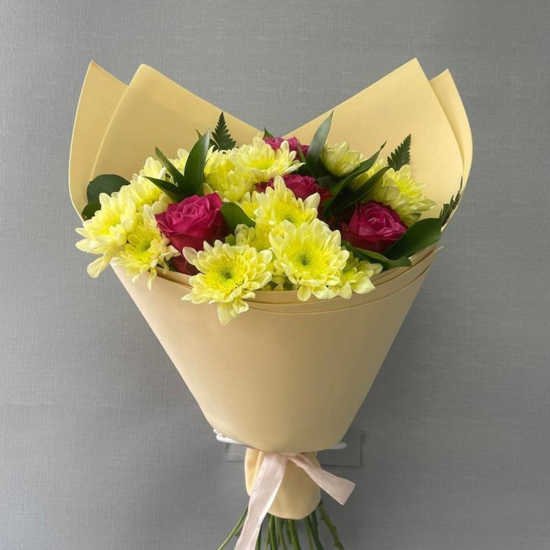 Bouquet of fragrant roses and spray chrysanthemums "First date", standart