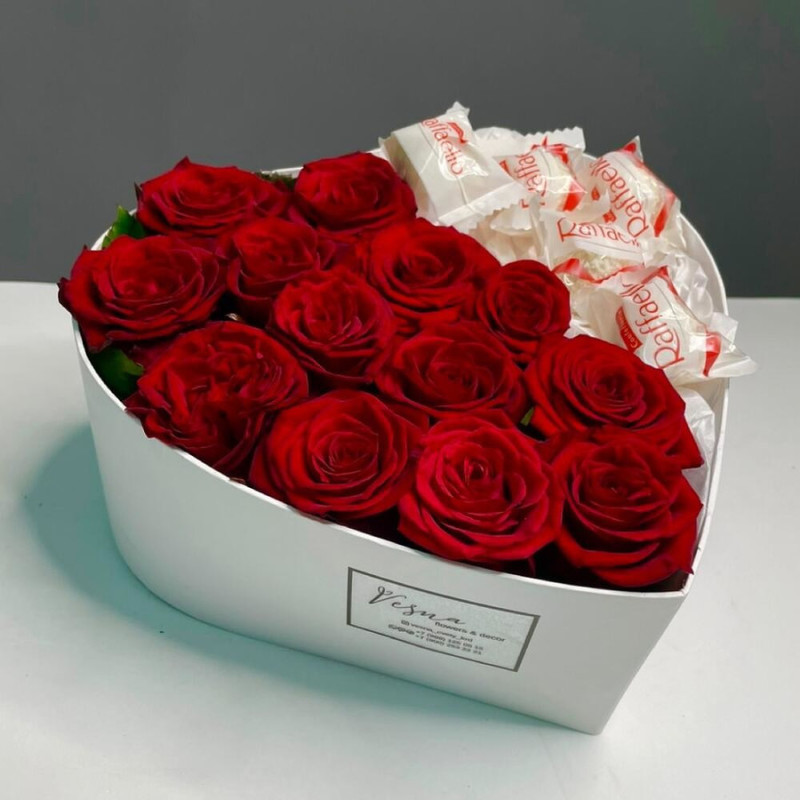 Розы и сладости в коробке « Для любимой» размер М, стандартный