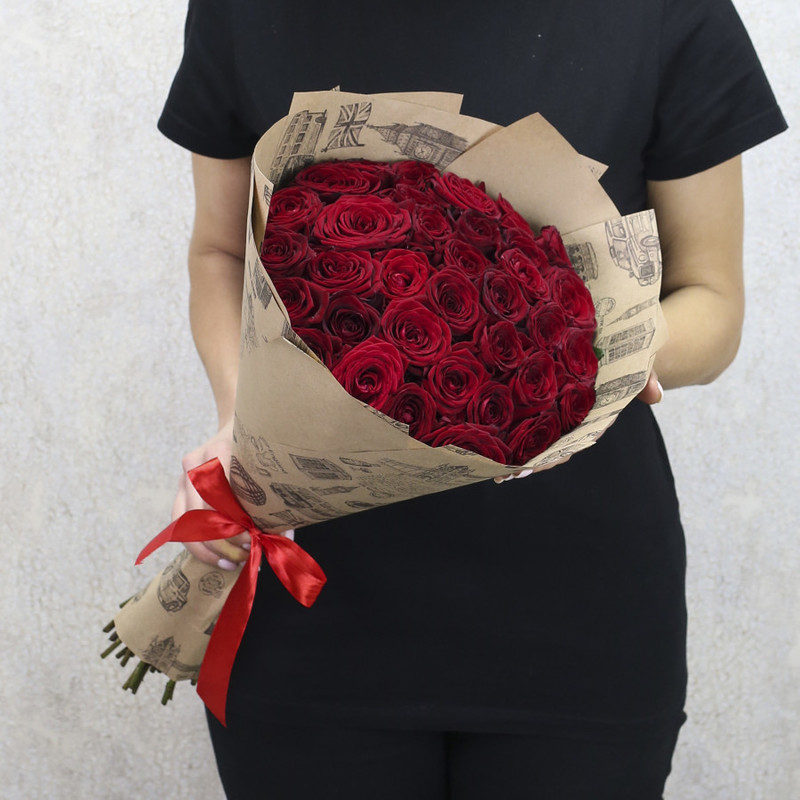 35 красных роз "Ред Наоми" 50 см в крафт бумаге, стандартный