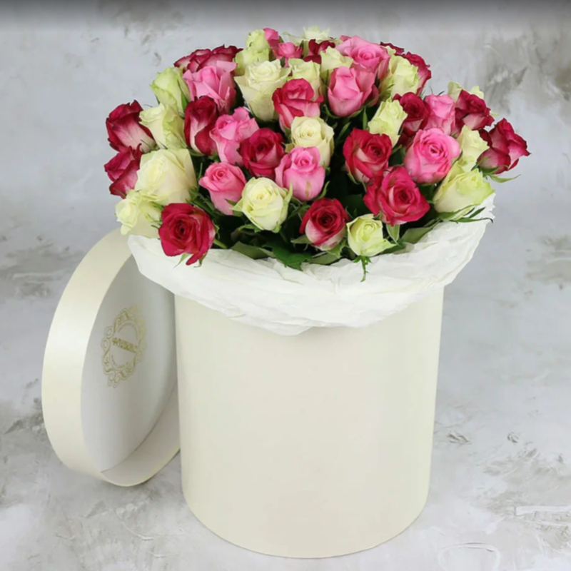 51 white and pink roses 40 cm in a hat box, standart