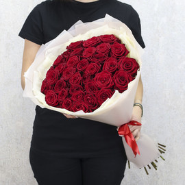 35 красных роз "Ред Наоми" 60 см в дизайнерской упаковке
