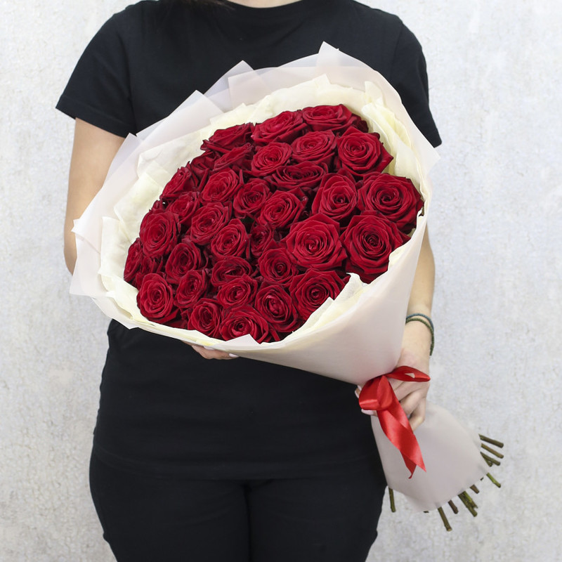 35 красных роз "Ред Наоми" 60 см в дизайнерской упаковке, стандартный