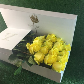 Коробка с желтыми розами