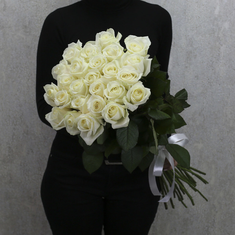 25 белых роз "Аваланч" 80 см, стандартный