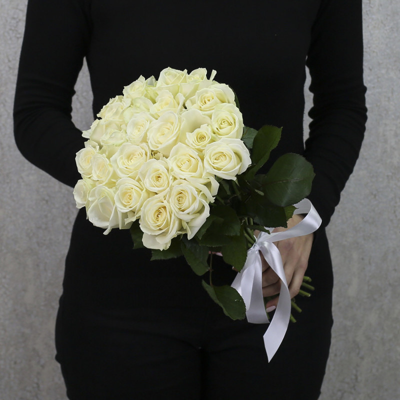 25 белых роз "Аваланч" 40 см, стандартный