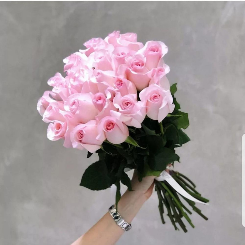 Букет из 25 нежно-розовых роз на ленте, стандартный