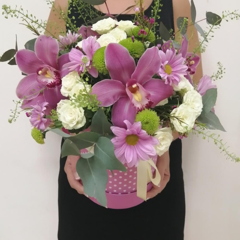 Hat box with fresh flowers, standart