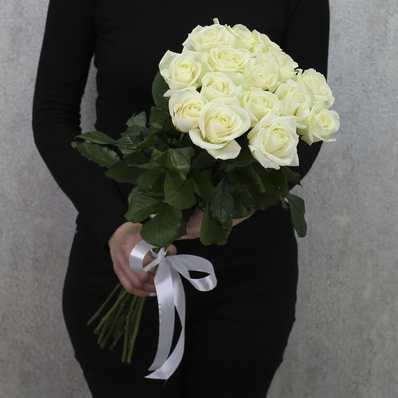 15 белых роз "Аваланч" 60 см, стандартный