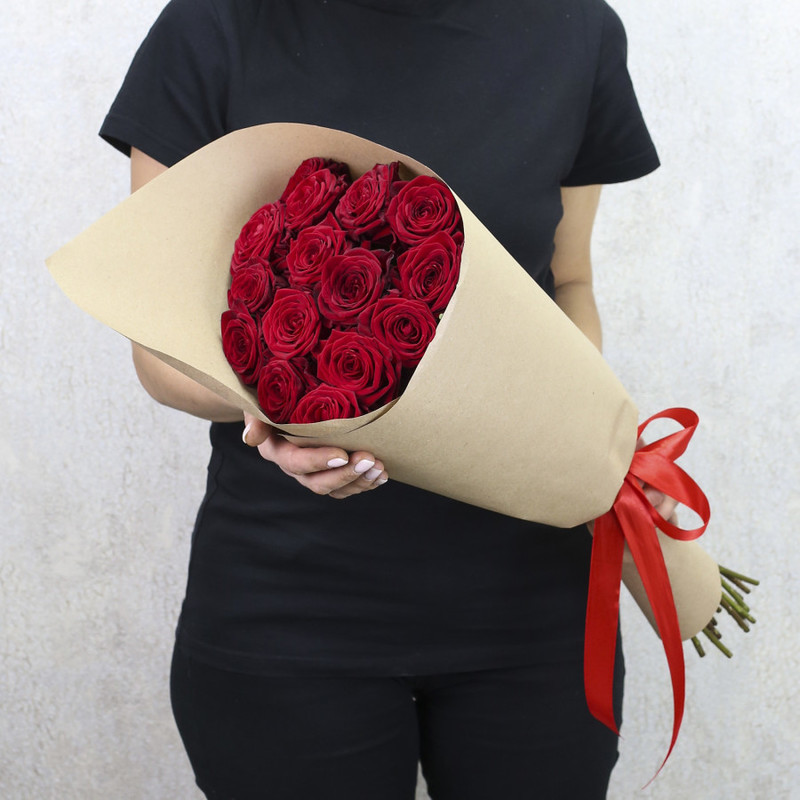 15 красных роз "Ред Наоми" 60 см в крафт бумаге, стандартный