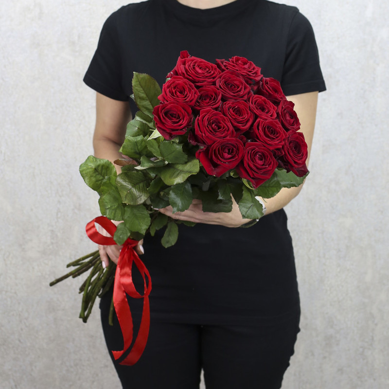 15 красных роз "Ред Наоми" 70 см, стандартный