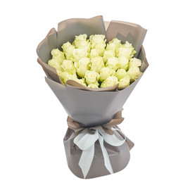 Букет из 31 белой кенийской розы в упаковке
