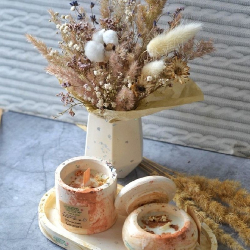 Vase with dried flowers and candles, standart