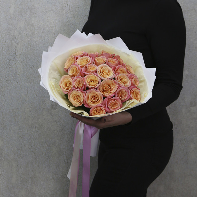 Букет из 25 лососевых роза "Мисс Пигги" в дизайнерской упаковке, стандартный