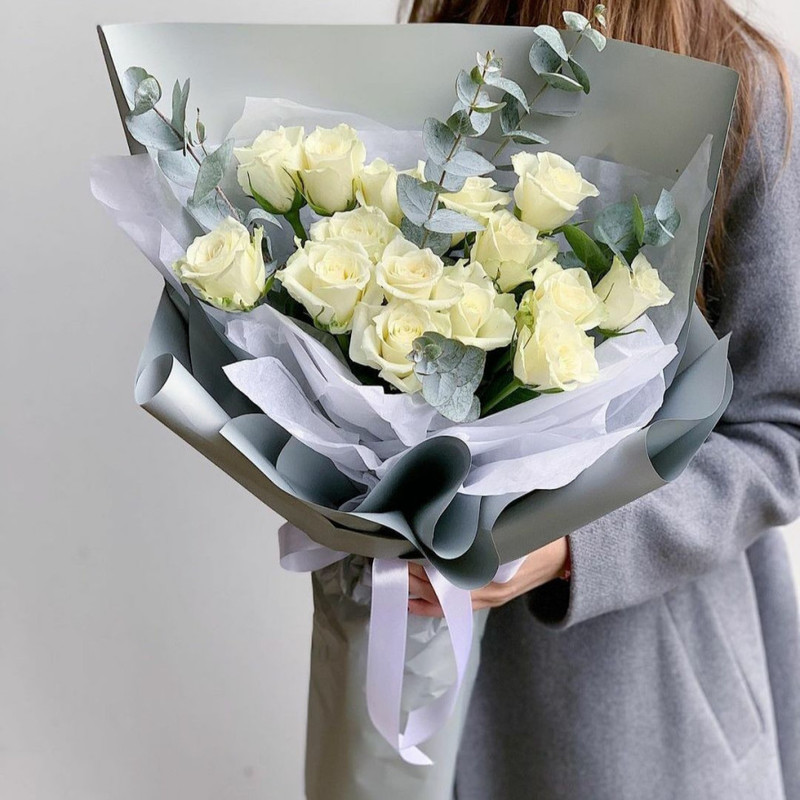 Белые розы с эвкалиптом в стильной упаковке, стандартный