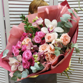 Букет с пионовидными розами, орхидеями, эустомой и эвкалиптом "Примадонна"