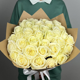 Букет из 35 сливочно-белых роз ALMOND ROSES 50 см