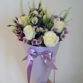 Bouquet of roses and lisianthus in a cone