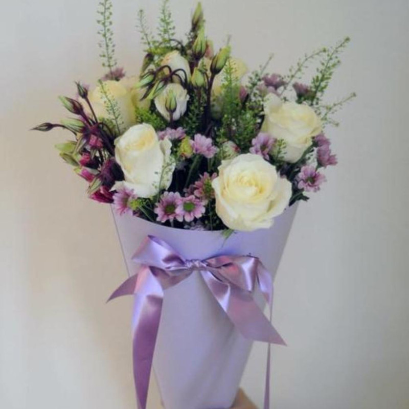 Bouquet of roses and lisianthus in a cone, standart