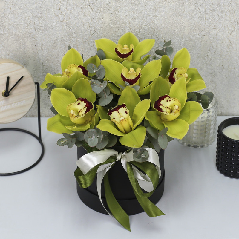 7 зеленых орхидей с эвкалиптом в коробке "Тропические бабочки мини", стандартный