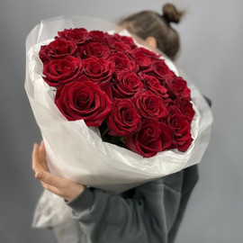Букет из высоких красных роз