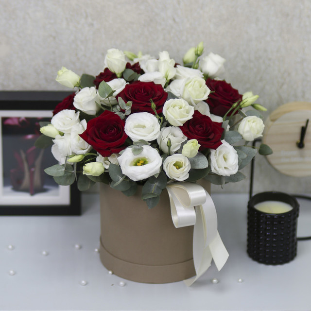 Коробка с красными розами и белой эустомой "Марго", стандартный