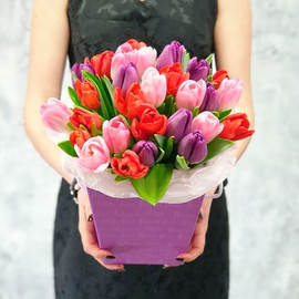 Композиция из разноцветных тюльпанов в коробочке с тишью