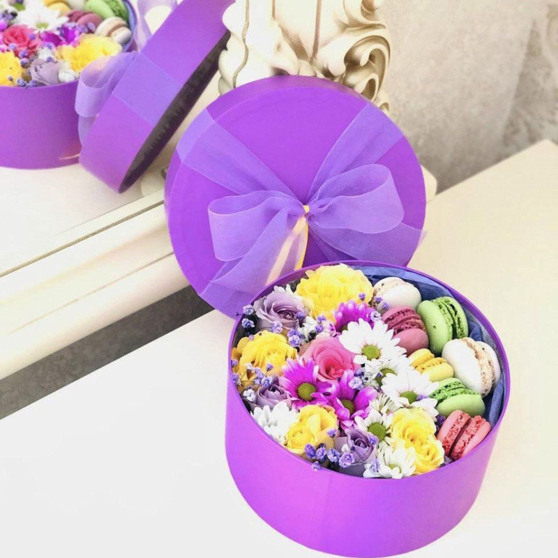 Flower box with macaroons, standart