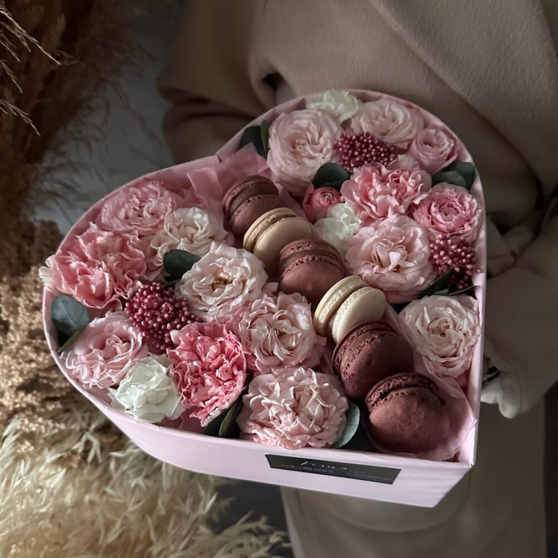 Flowers and sweets in a boxSize L, standart