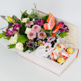 Подарочная коробка книга с цветами и конфетами