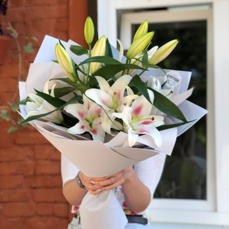 Bouquet of 3 lilies in a package, standart