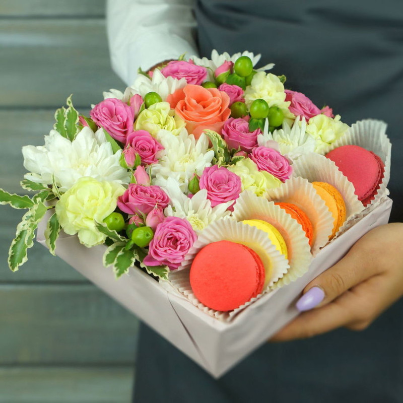 Flowers and macaroons in a box, standart