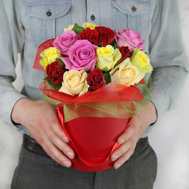 Composition of 15 multi-colored roses in a hat box