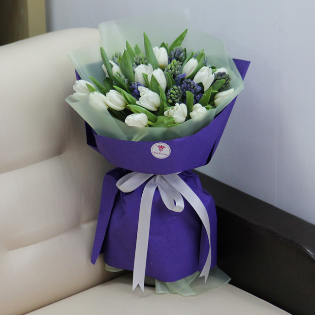 Букет «Белые тюльпаны и синие гиацинты», стандартный