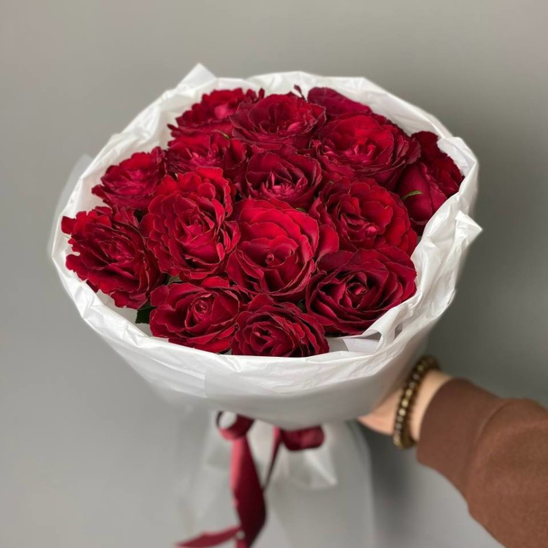 15 красных роз в стильной упаковке, стандартный