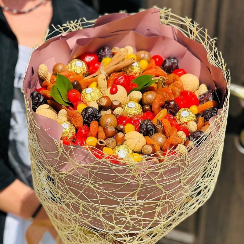 Bouquet of nuts and dried fruits for mom, standart