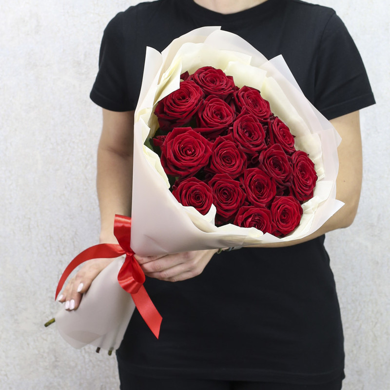 15 красных роз "Ред Наоми" 60 см в дизайнерской упаковке, стандартный