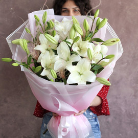 Bouquet of white lilies "Lashka"