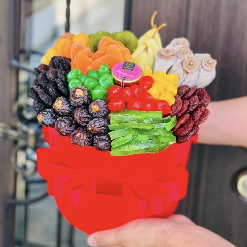 Bouquet of dried fruits in a hat box, standart