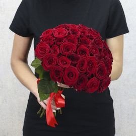 35 красных роз "Ред Наоми" 40 см