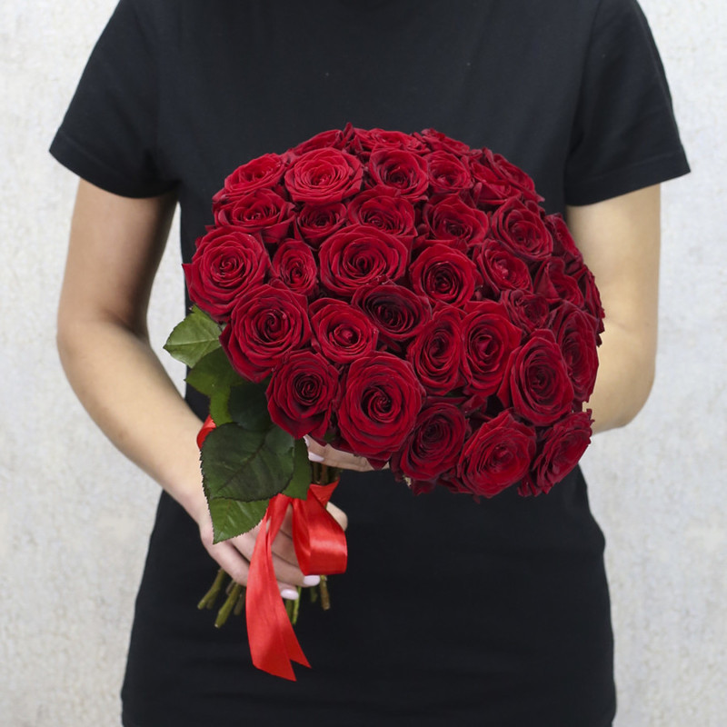 35 красных роз "Ред Наоми" 40 см, стандартный