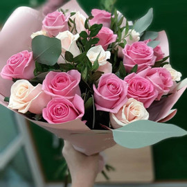 Bouquet of roses in green "CrГЁme-BrГ»lГ©e"