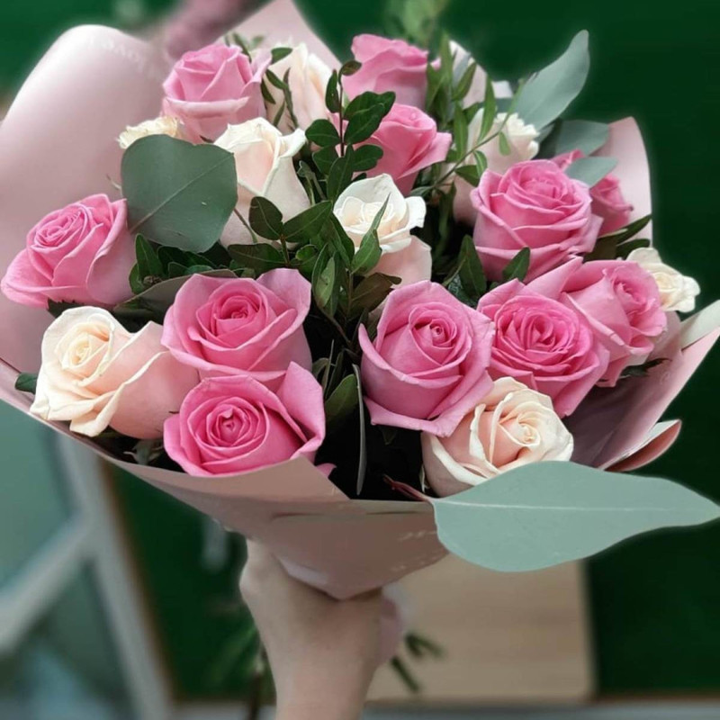 Bouquet of roses in green "CrГЁme-BrГ»lГ©e", standart