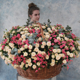 Огромная корзина с кустовыми розами "Wow effect"