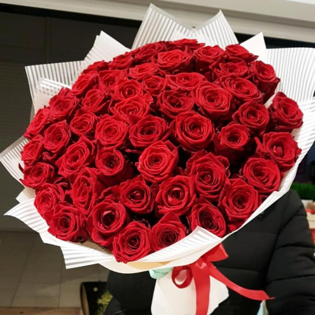 Роскошный букет из 51 красной розы, стандартный