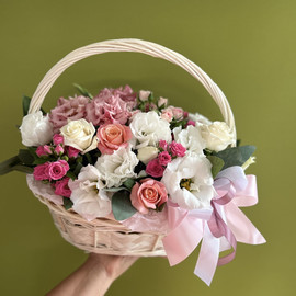 Basket with rose and eustoma